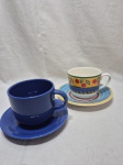 Lote de 2 xícaras de consume em porcelana, sendo uma portuguesa Vista Alegre. Medindo a maior 11,5cm x 9cm de altura.