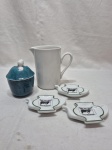 Lote de leiteira, açucareiro e 3 descansos de saco de chá em porcelana. Medindo a leiteira 14cm de altura.