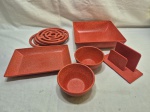 Lote diversos em plástico duro vermelho, composto de 2 travessas, 2 bowls, 3 descansos de panela e 1 porta guardanapo. Medindo 25cm x 25cm x 6,5cm de altura.