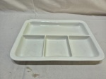 Petisqueira retangular com 4 divisões em porcelana Steatita branca. Medindo 32,5cm x 25,5cm.