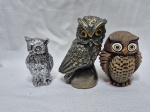Lote de 3 enfeites de coruja, sendo em metal, porcelana e cerâmica. Medindo o maior 9cm de altura.