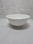 Travessa redonda funda, bowl em porcelana italiana trabalhada com relevos. Medindo 24cm x 10,5cm de altura.
