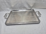 Linda bandeja retangular em aço inox Meridional. Medindo 45cm x 35cm x 55cm alça a alça.