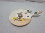 Tábua para queijos com faca em porcelana Weiss pintada à mão. Medindo 17cm de diâmetro.
