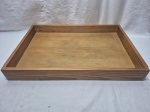 Bandeja retangular funda em madeira. Medindo 56,5cm x 39cm x 7cm de altura.