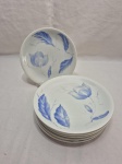 Jogo de 7 pratos de sobremesa em porcelana pintada. Medindo 17,5cm de diâmetro.