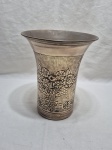 Lindo vaso floreira em latão indiano ricamente trabalhado em relevos. Medindo 20,5cm x 24cm de altura.