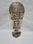 Arte peruana de totem Inca em bronze, para pendurar. Medindo 27,5cm x 8cm.