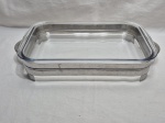 Travessa retangular em vidro temperado com suporte em aço inox. Medindo a travessa 39,5cm x 24cm x 5cm de altura.