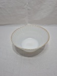 Travessa redonda funda bowl em vidro opalinado Termo Rey, canelado com friso ouro. Medindo 19cm x 8cm de altura.
