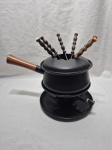 Panela de fondue com rechaud e 6 garfos, peças em metal ágata. Medindo o conjunto 13cm de altura.