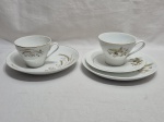 Lote de 2 xícaras de chá sendo um trio de chá com bolo em porcelana Steatita floral com friso ouro.