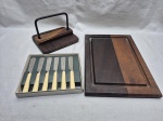 Lote de tábua para cortes, porta guardanapos em madeira e 6 espátulas de pasta em aço. Medindo a tabua 33cm x 23cm.
