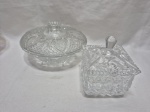 Lote de compoteira e açucareiro em vidro ricamente moldado. Medindo 17,5cm x 5cm de altura, tampa do açucareiro com leve rachadura.