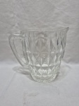 Linda jarra de água, suco em vidro moldado. Medindo 14cm x 16,5cm de altura.
