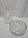 Lote de compoteira e potiche em vidro moldado. Medindo o maior 12,5cm x 11cm de altura, tampa com leve bicado.