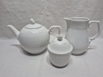 Jogo de servir chá, café com 3 peças em porcelana branca com relevo.