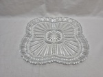 Lindo prato de bolo quadrado em demicristal ricamente lapidado. Medindo 32,5cm x 32,5cm.
