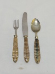 Kit de 3 talheres de sobremesa em aço com pega em resina incolor. Composto de garfo 13,5cm, faca 17cm e colher 13,5cm.