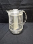 Jarra de água, suco em acrílico com recipiente para gelo, da marca Progressive International Corp. Medindo 25cm de altura.