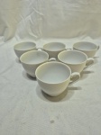 Jogo de 6 xícaras de chá sem pires em porcelana branca com relevos. Medindo 6,5cm x 8,5cm de altura.