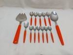 Jogo de 14 talheres em aço inox Hercules com pega em resina laranja. Composto de colher de servir, fatiador de queijo, colher de açucareiro, 5 colheres de chá e 6 colheres de café.