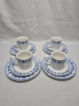 Jogo de 4 trios de chá com bolo em porcelana com estampa de flores azuis. Medindo 7,5cm x 7cm de altura. Pratos de bolo com pequenos bicados.