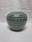 Lindo vaso floreira bojudo em cerâmica vitrificada. Medindo 18cm de bojo x 16,5cm de altura.