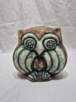 Linda escultura na forma de coruja em cerâmica com detalhes vitrificados. Medindo 17cm de altura.
