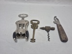 Lote de 3 abridores de garrafa e 2 saca rolhas, sendo em metal e bronze. Medindo o maior 16cm de comprimento.