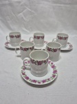 Jogo de 6 xícaras de café com 4 pires em porcelana floral Renner Medaillon. Medindo 5cm x 5,5cm de altura.