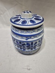 Potiche com tampa na forma de barril em porcelana Monte Sião, azul e branca. Medindo 11cm x 12cm de altura.