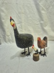 Lote de 3 enfeites na forma de galinhas em madeira pintada. Medindo a maior 27cm de altura. Uma com perda na crista.