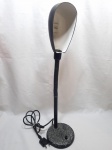 Abajur, luminária de mesa em metal, com braço articulado, a cúpula está solta solta. Medindo 60cm de altura. Não testado.