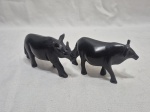 Lote de 2 esculturas de animais em madeira possivelmente Jacaranda. Medindo o maior 7cm de altura.
