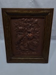 Lindo quadro 3D com imagens de aves feitas sobre relevo em chapa de metal cobreado, moldura em madeira patinada, assinatura ilegível. Medindo a moldura 40cm x 32cm. Moldura precisando de reparos.