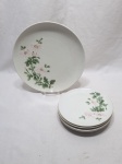 Jogo de prato de servir bolo com 5 pratinhos em porcelana com estampa floral. Medindo prato de servir 26,5cm de diâmetro, pratos de sobremesa 17cm de diâmetro.