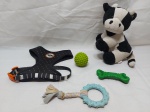 Lote de acessórios de pet, composto por ursinhos, mordedores e coleira peitoral. Medindo a pelúcia 22cm de altura.