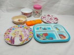 Lote de acessórios infantis, sendo porta escovas, bowl, copo, etc. Medindo o prato com divisões 27cm x 20cm.
