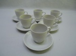 Jogo de 6 xícaras de café com pires em porcelana branca com relevos. Medindo a xícara 5,5cm x 5,5cm de altura.