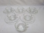 Jogo de 6 xícaras com 5 pires de vidro moldado. Medindo 7cm x 4,5cm de altura.