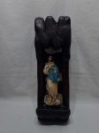 Linda oratória para pendurar em madeira com imagem de Nossa Senhora da Conceição em gesso com policromia. Medindo a oratória 43cm x 14cm.