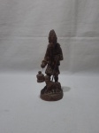Linda escultura de homem com cachorro em madeira entalhada. Medindo 19,5cm de altura.