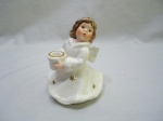 Escultura, enfeite na forma de anjo em porcelana Goebel com acabamento ouro. Medindo 12cm de altura.