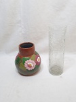 Lote de 2 vasos floreiras. sendo um em vidro e um em cerâmica. Medindo o maior 8cm x 25cm de altura.