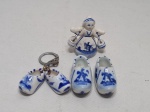 Lote de miniaturas em porcelana azul e branca. Medindo a sineta 5,5cm de altura.