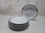 Jogo de 5 pratos fundos de massa, sopa em porcelana Renner Medaillon com barra preta. Medindo 22cm de diâmetro.