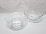 Lote de 2 bowls, centros de mesa em vidro moldado. Medindo o maior 25cm x 10cm de altura.