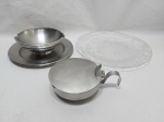 Lote composto de prato de bolo em vidro, molheira e farinheira em aço inox. Medindo o prato 25,5cm de diâmetro.