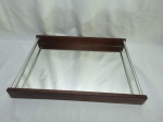 Linda bandeja em madeira com fundo espelhado, pegas em metal e borda em madeira. Medindo 50cm x 36,5cm.